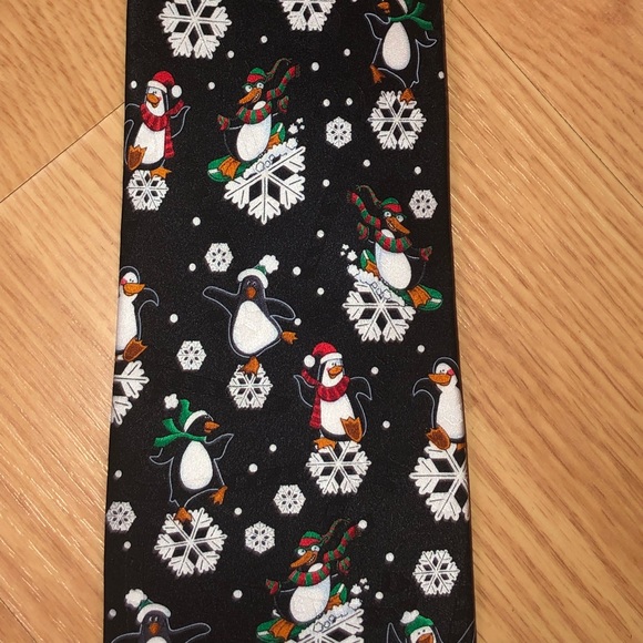 Hallmark CHRISTMAS Tie collectors item - MINT CONDITION penguins snowflakes - Picture 2 of 7